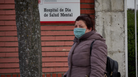 Una mujer protegida con mascarilla camina al lado del Hospital de Día de Salud Mental en Pamplona (Navarra), en una imagen de abril de 2020. E.P./Eduardo Sanz