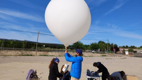 El equipo científico del IDAEA-CSIC prepara el globo aerostático para analizar aerosoles orgánicos.