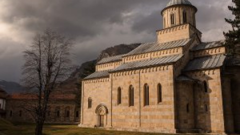 El monasterio serbio de Kosovo que está protegido por militares las veinticuatro horas del día