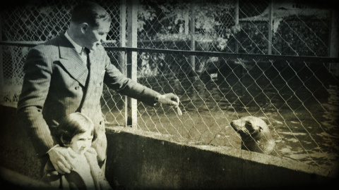 El boxeador Josep Gironès, con su hija en el zoo en una imagen de archivo.