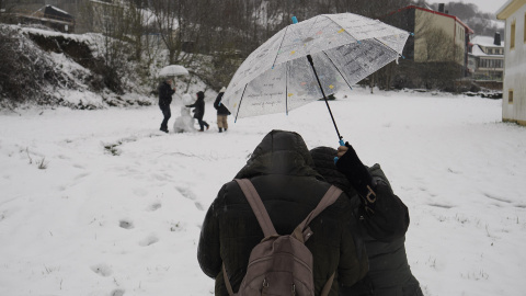 Varias personas se divierten con la nieve este jueves, tras una nevada en Pedrafita do Cebreiro (Lugo), a 28 de marzo de 2024.