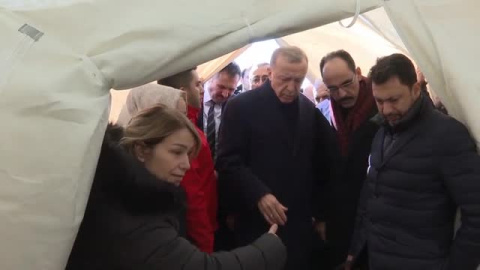 Erdogan visita una de las zonas más afectadas por el terremoto y cifra en 9.057 el número de fallecidos