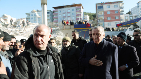 El presidente de Turquía, Recep Tayyip Erdogan, ofrece sus condolencias a las víctimas del terremoto en la ciudad de Hatay este 8 de febrero de 2023.