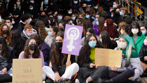 Imagen de archivo de las alumnas de la USC con carteles de mensajes feministas en las inmediaciones de la Facultad de Ciencias Políticas, a 25 de noviembre de 2021, en Santiago de Compostela, Galicia