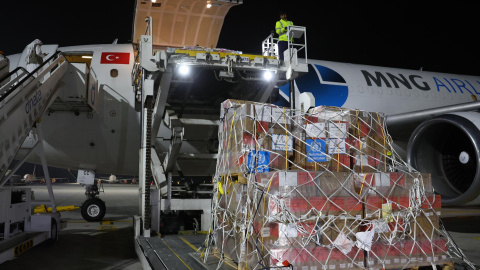 Un avión carga casi 40 toneladas de ayuda humanitaria en el aeropuerto de Dubai, rumbo a las zonas de Turquía y el norte de Siria devastadas por los terremotos este 6 de febrero de 2023.