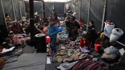 Supervivientes del terremoto en Siria se cobijan en una tienda de campaña en la ciudad de Idlib este 9 de febrero de 2023.