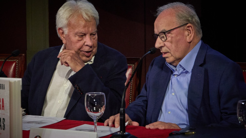 Felipe González y Alfonso Guerra, este miércoles, en el Ateneo de Madrid.