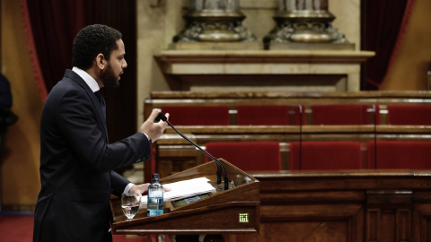 Pla obert del líder de Vox al Parlament, Ignacio Garriga, durant el ple d'investidura al Parlament. Imatge del 21 de maig del 2021