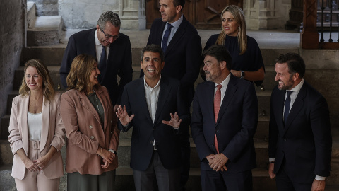 El presidente de la Generalitat valenciana, Carlos Mazón (c), posa tras reunirse con los presidentes de las tres diputaciones provinciales, y con las alcaldesas y alcaldes de Valencia, Castellón, Alicante y Elche, en el Palau de la Generalitat valencian