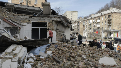 Estudiantes y voluntarios retiran escombros en la Academia Estatal de Artes Decorativas Aplicadas y Diseño de Kiev después de que fuera dañada por un ataque con misiles. 30/03/2024.