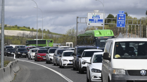 Tráfico denso en la salida de Madrid en la A-3 en Rivas el 28 de marzo de 2024.