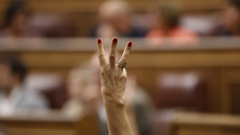 Una diputada alza la mano durante la votación durante un pleno de debate en el Congreso, a 21 de septiembre de 2023.