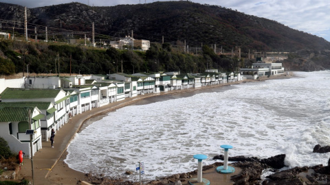 31/03/2024 - L'aigua arribant a les casetes del poble de Garraf, a Sitges.