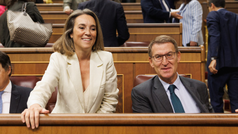 Cuca Gamarra y Alberto Núñez Feijóo, durante una sesión en el Congreso de los Diputados, a 21 de septiembre de 2023, en Madrid.