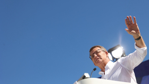 Alberto Núñez Feijóo saluda durante la manifestación del PP, en la plaza de Felipe II, a 24 de septiembre de 2023, en Madrid.