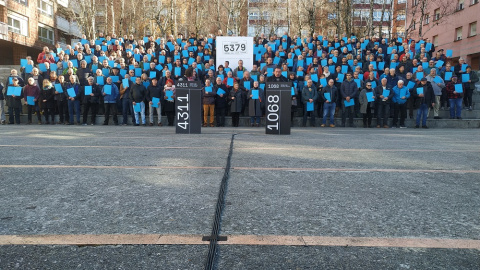 11/02/2023. Cientos de manifestante portan carpetas azules para denunciar la tortura en Euskadi, a 11 de febrero de 2023.