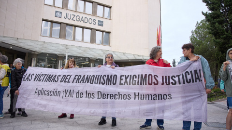 Varios activistas se manifiesta contra los abusos cometidos durante el franquismo