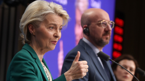 La presidenta de la Comisión Europea, Ursula von der Leyen (i), y el presidente del Consejo Europeo, Charles Michel, durante una rueda de prensa, el 22 de marzo de 2024 en Bruselas (Bélgica).