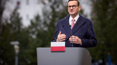 El primer ministro de Polonia, Mateusz Morawiecki, se dirige a los periodistas en Varsovia durante una conferencia de prensa con Volodymyr Zelensky, a 4 de mayo de 2023.