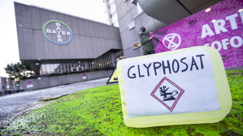 Un grupo de activistas ecologistas realizan una protesta contra el Glifosato en la sede de Bayer Monsanto en Berlín.