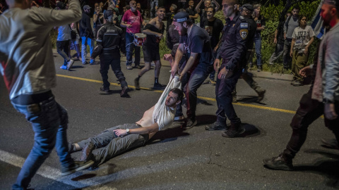 La Policía arrastra a uno de los manifestactes de la movilización de este domingo en Jerusalén.