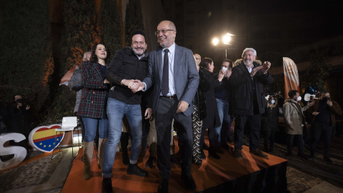 21/09/23-Edmundo Bal, a la izquierda, y Francisco Igea, a la derecha, participan en el cierre de campaña de Ciudadanos, a 11 de febrero de 2022, en Valladolid.