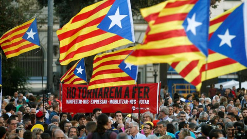 La manifestació del segon aniversari de l'1-O a Barcelona. EFE / QUIQUE GARCÍA