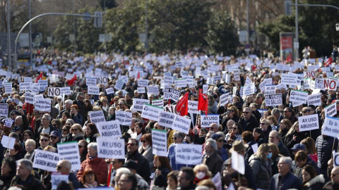 Miles de personas, en Cibeles (Madrid), este domingo 13 de enero de 2023 en la manifestación por la sanidad pública.