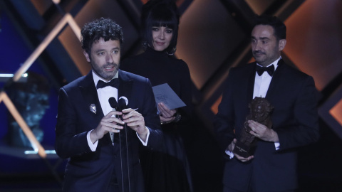 El realizador Rodrigo Sorogoyen tras recibir el premio a "mejor dirección" por su película "As Bestas" durante la gala de la XXXVII edición de los Premios Goya que se celebra este sábado en el Palacio de Congresos y Exposiciones FIBES de Sevilla.