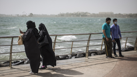 01/04/2024 Mujeres saudíes se hacen una foto de recuerdo en la cornisa de Jeddah, a 12 de febrero de 2018.