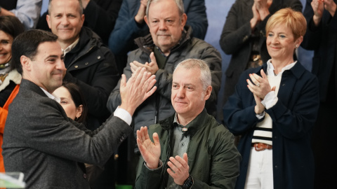 El candidato de EAJ-PNV en las elecciones vascas, Imanol Pradales, y el lehendakari, Iñigo Urkullu, durante un acto en Bilbao, a 31 de marzo de 2024.