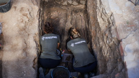 Arqueólogos y miembros de la Sociedad de Ciencias Aranzadi durante los trabajos de exhumación de víctimas civiles de la Guerra Civil, en una fosa común del cementerio parroquial de Colmenar Viejo, a 26 de agosto de 2022