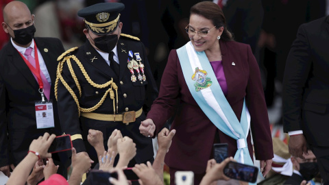 La presidente electa Xiomara Castro saluda a simpatizantes tras su juramento como nueva presidente de Honduras, hoy en el Estadio Nacional Tiburcio Varias Andino en Tegucigalpa (Honduras).