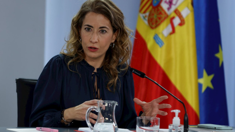 10/12/2021.- La ministra de Transportes, Movilidad y Agenda Urbana Raquel Sánchez ofrece una rueda de prensa tras el Consejo de Ministros Extraordinario celebrado en el Palacio de la Moncloa, este viernes. EFE/ Mariscal