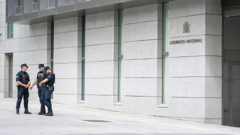 Imagen de archivo de varios agentes de Policía Nacional a las puertas de la Audiencia Nacional, a 15 de septiembre de 2023, en Madrid