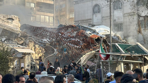 Personal de emergencia y de seguridad en torno al consulado iraní en Damasco tras el ataque de Israel, a 1 de abril de 2024.