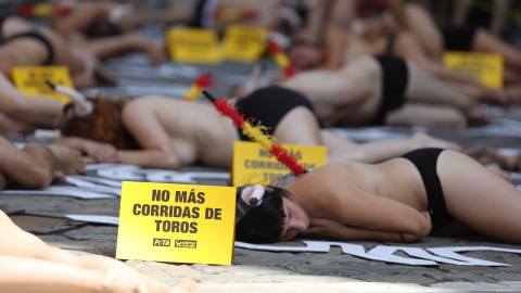 Animalistas de AnimaNaturalis y PETA durante una protesta antitaurina en la Plaza del Ayuntamiento de Pamplona, en la víspera de San Fermín, a 5 de julio de 2019.