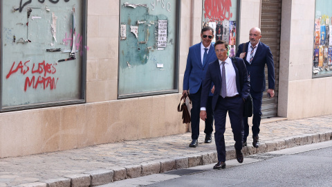 El juez Manuel Penalva (con gafas de sol) y el fiscal Miguel Ángel Subirán (a la derecha), a su llegada al juicio, junto con su letrado, Javier Barinaga, el 22 de junio de 2023, en la Audiencia de Palma