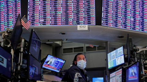 Un operador en su puesto en el patio de negociación de la Bolsa de Nueva York (NYSE, en sus siglas en inglés), en Wall Street. REUTERS/Brendan McDermid