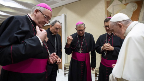 Foto de archivo del papa Francisco y un grupo de obispos franceses mientras guardan un momento de silencio por las víctimas de los abusos sexuales en la Iglesia.