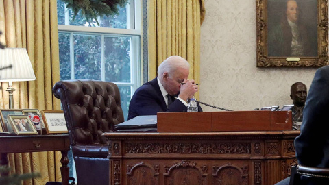 El presidente de EEUU, Joe Biden, mantiene una conversación telefónica con su homólogo ucraniano, Volodímir Zelenski el pasado 9 de diciembre de 2021.