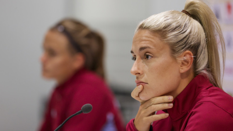 La delantera de la selección española de fútbol Alexia Putellas y, en segundo plano, la defensa Irene Paredes, durante la rueda previa al partido contra Suecia, a 21 de septiembre de 2023.