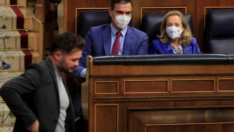 28/12/2021.- El portavoz de ERC, Gabriel Rufián, pasa ante el presidente del Gobierno, Pedro Sánchez, y la vicepresidenta primera, Nadia Calviño, durante el último pleno del año. EFE/Fernando Alvarado