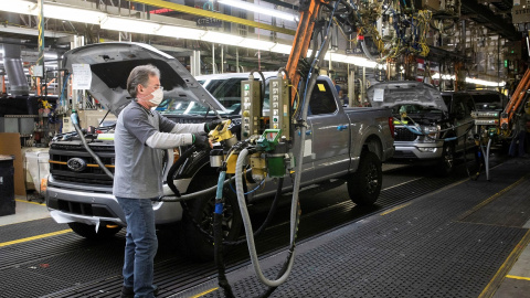 26/01/2022 Un trabajador de ensamblaje de una planta norteamericana de Ford