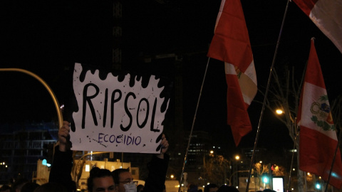 Un manifestante porta una campaña con el juego de palabras "Ripsol" en referencia a la multinacional española a la que acusa de ecocidio.