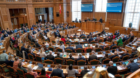 Vista general tomada el 28 de febrero de 2023 del Parlamento danés antes de proceder a una votación.