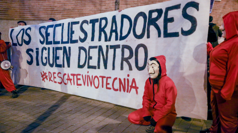 Varias personas sostienen una pancarta durante la concentración contra el CSIC por las víctimas de Vivotecnia, ante las dependencias del CSIC, a 27 de enero de 2022, en Madrid.