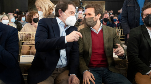 El líder del PP, Pablo Casado (d), y el candidato del PP a la Presidencia de la Junta de Castilla y León, Alfonso Fernández Mañueco (i), conversan en un acto de campaña.