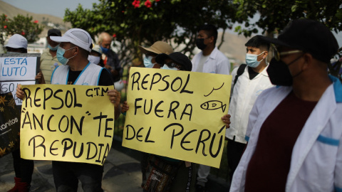 Un grupo de residentes protestan contra Repsol después de que el Gobierno peruano dijera que la petrolera es responsable del derrame en Ancón, Perú, a 25 de enero de 2022.