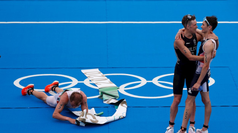 26/07/2021.- Kristian Blummenfelt (i-oro) de Noruega, Alex Yee (d-plata) de Gran Bretaña y Hayden Wilde (c-bronce) de Nueva Zelanda celebran tras cruzar la meta del triatlón masculino durante los Juegos Olímpicos 2020, este lunes en el parque marino de